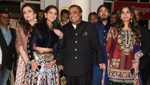 암바니 결혼식에 날아온 비행기…하루 141대 이착륙했다