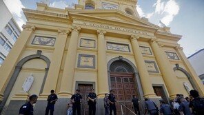 브라질 성당 미사 중 총격 4명 숨져 ‘아수라장’…범인은 자결