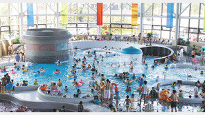 왕이 찾은 온천서 몸풀고, 지중해마을서 ‘낭만’ 한잔 