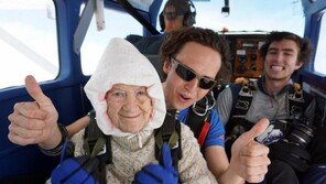 102세 호주 할머니, 세계 최고령 스카이다이빙 기록