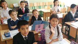 ‘가나다’ 공부하는 우즈베크 아이들 “한국으로 유학 갈래요”
