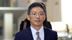 ‘돈봉투 만찬’ 안태근 선고…이영렬 이어 면직 취소될까