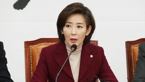 나경원 “대통령 리스크 우려…文에 비상대책 요구할 것”