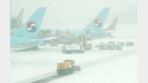 눈발에 항공기 무더기 지연…인천공항 99편, 김포공항 44편