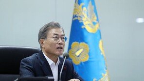 文대통령 국정지지도 4%p 하락한 45%…취임 후 최저