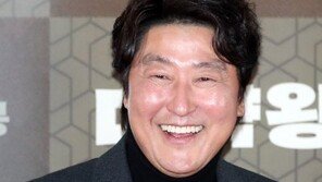 ‘마약왕’ 송강호 “흰색 사각팬티 노출신 민망스러워”