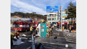 용인서 탱크로리 차량 가로등 들이받고 전도…2명 사상