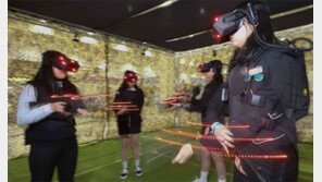 코엑스 VR 엑스포… “슈팅게임 신기해요”