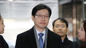 ‘정치적 동지’ 김경수·안희정 같은 날 연이어 법정 출석…질문엔 말아껴