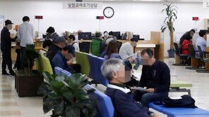 ‘퇴직 칼바람’ 기혼가구 60%, 소득급감 겪어…평균 40.2세