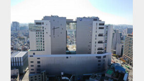 애경, 홍대 신사옥 외벽에 국내 최대 벽시계 설치…무게만 1톤