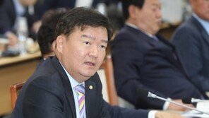 ‘민경욱 침 뱉었다’ 맘카페 글 논란…“오해서 빚어진 일”