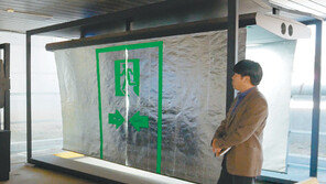 화재경보 울리면 천장서 스크린 ‘스르르’… 비상 대피통로 만들어