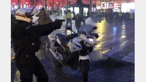 프랑스 경찰, 노란 조끼 시위대 향해 권총 겨눠 논란