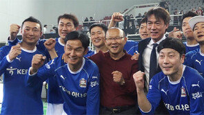 ‘16년 의리’ 지키러 새벽에 날아온 박항서