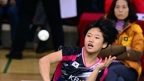 ‘16세 셔틀콕 주목하라’ 언니 모두 꺾은 안세영 