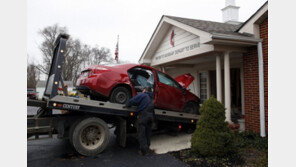 美 오하이오 교회에 예배중 벽뚫고 승용차 돌진, 6명 부상