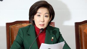 나경원, 조국·임종석에 연일 맹공 “국회서 ‘특감반 사태’ 입장 밝혀야”
