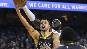 커리, 0.5초 남기고 위닝샷…팀은 2연승