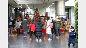 캐럴 사라진 크리스마스 이브…경제난에 ‘고요한 연말’