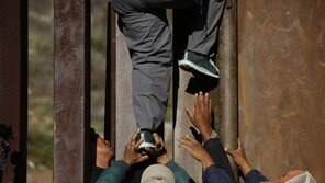 트럼프 “장벽예산 통과 안되면 셧다운 지속”…해외 미군들과 영상통화