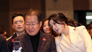 홍준표, ‘프리덤코리아’ 창립식서 홍카콜라 방송…배현진이 바로 옆에