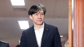 국회 안 가겠다던 조국 등 떠민 文대통령, 왜?