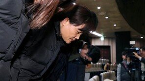 김용균씨 모친, 법안 통과에 與 얼싸 안고 “고맙다…정말 고맙다”