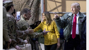 이라크 미군부대 깜짝 방문한 트럼프 “美, 세계 경찰 계속할 수 없다”