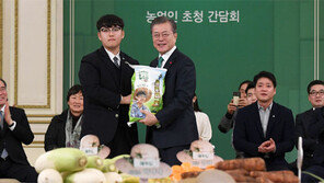 농업인 만난 文대통령 “스마트 농업으로 나아가야”