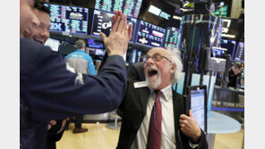 뉴욕증시 1086P↑… 트럼프 ‘입’따라 롤러코스터