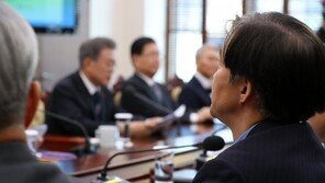 꽉막힌 정국 타개 위한 ‘승부수’··조국 출석 결단 내린 文대통령