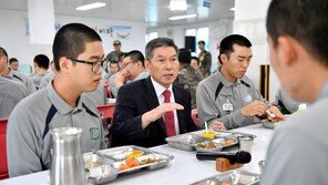 장병 식탁에 깐쇼새우·계란말이 오른다…라면 이어 주스류도 선택가능