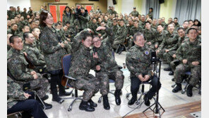 최전방 부대 간 文대통령, 훈련병 여친과 ‘영상통화’…가수 홍진영과도
