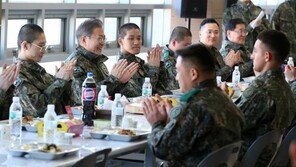 훈련병들에게 치킨·피자 쏜 文대통령 “결코 혼자 아냐…다 이겨낼 수 있다”