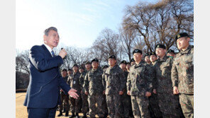 화살머리고지 방문한 文대통령, 수통 만지며 “얼마나 치열했는지…”