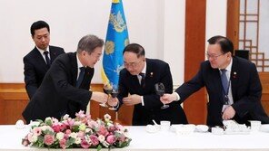 文대통령, 국무위원과 송년 만찬…“열심히 한 만큼 성과 중요”