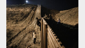 트럼프 “남부국경 완전 폐쇄” 엄포…장벽예산 불만 터뜨려