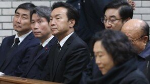 손학규, 진보·보수 통합 행보…군부대 갔다 故김근태 묘역 찾아