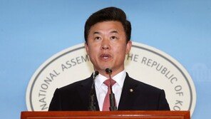 한국당 “조국, 국민적 의혹 명명백백히 밝히고 해소해야”