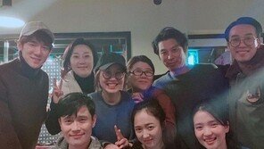 “보고싶었소” 이병헌, ‘미션’ 김은숙 작가·배우들과 회동