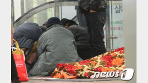 한파속 시설 떠나 거리 나선 노숙자들 “추워도 이게 낫다”