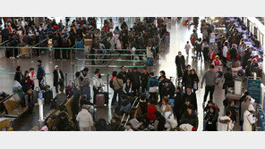 “연말연시는 해외에서”… 인천공항 출국장 북적