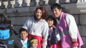‘치즈∼ 찰칵’ 한복 입은 외국인 관광객