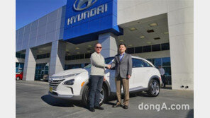 현대차, 미국서 친환경 SUV ‘넥쏘’ 1호차 전달