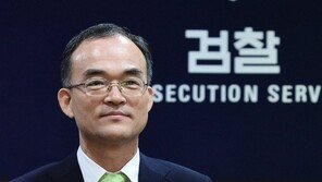 문무일 “검찰 겸손하지 않아 어려움…새해 민생수사 전념”