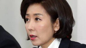 나경원 “정부 위선 드러나” VS 임종석 “구체적 내용 질문해야 답변하지”