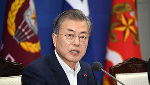 文 대통령 “조국 피고발인 신분, 국회 출석, 바람직하지 않지만…”