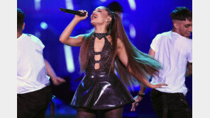 아리아나 그란데, 英왕실 작위 거절…“훈장 받기엔 일러”