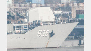 중국군, 레일건 탑재 대형 상륙함 해상시험 나서